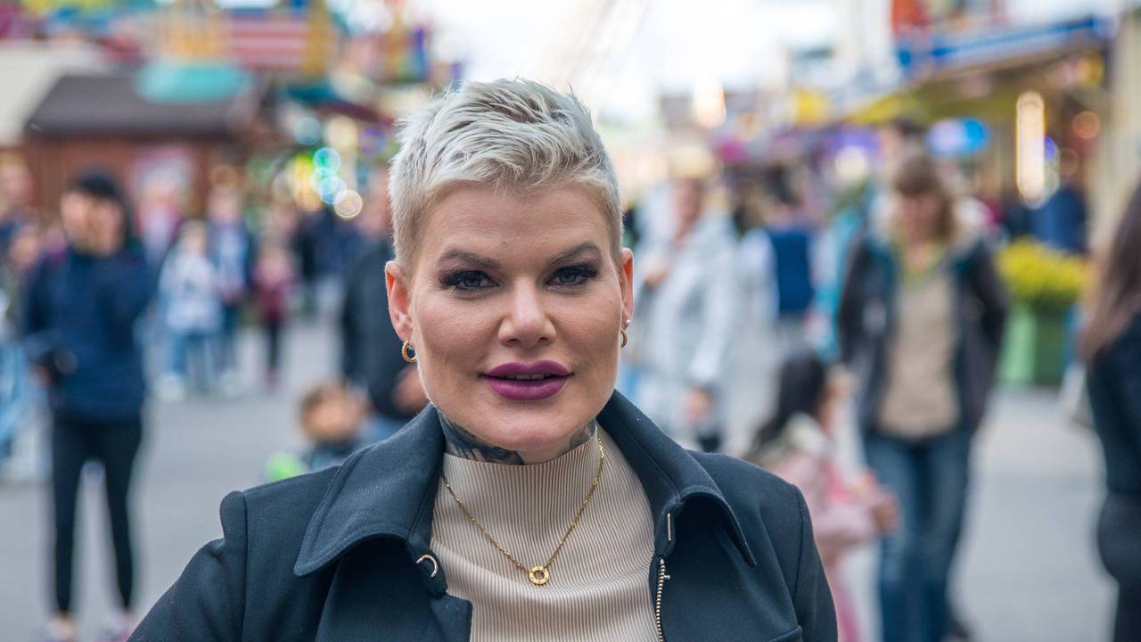 Die deutsche Sängerin Melanie Müller muss sich nach einem Nazi-Eklat bei einem ihrer Konzerte neu aufstellen.