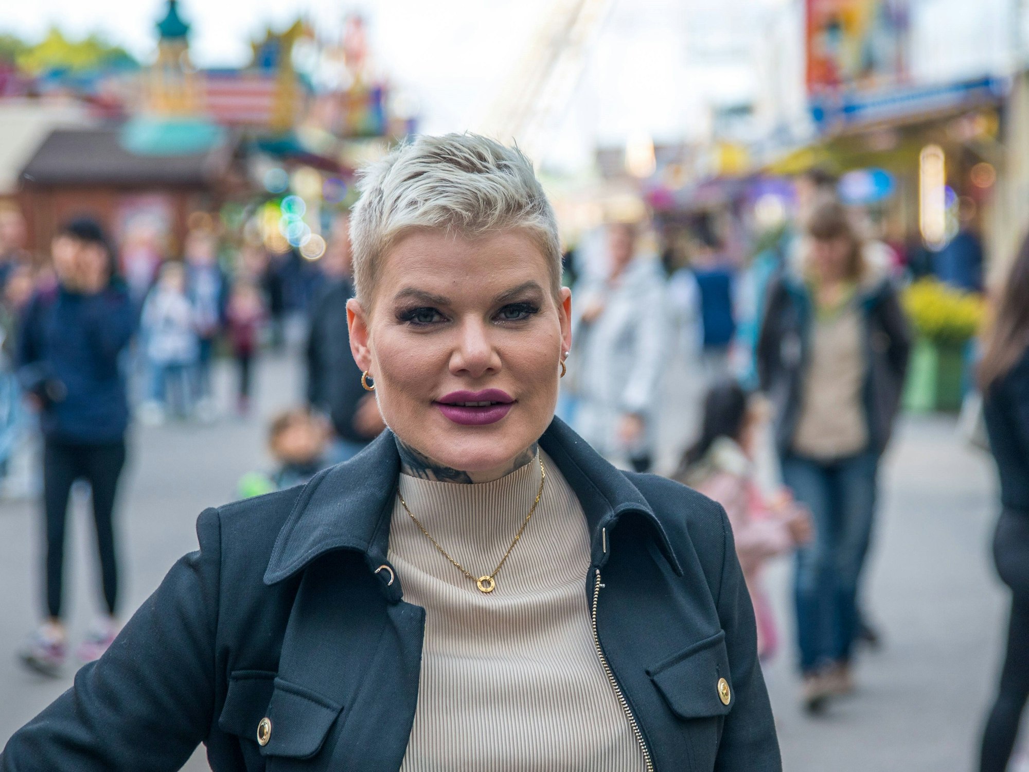 Die deutsche Sängerin Melanie Müller muss sich nach einem Nazi-Eklat bei einem ihrer Konzerte neu aufstellen.