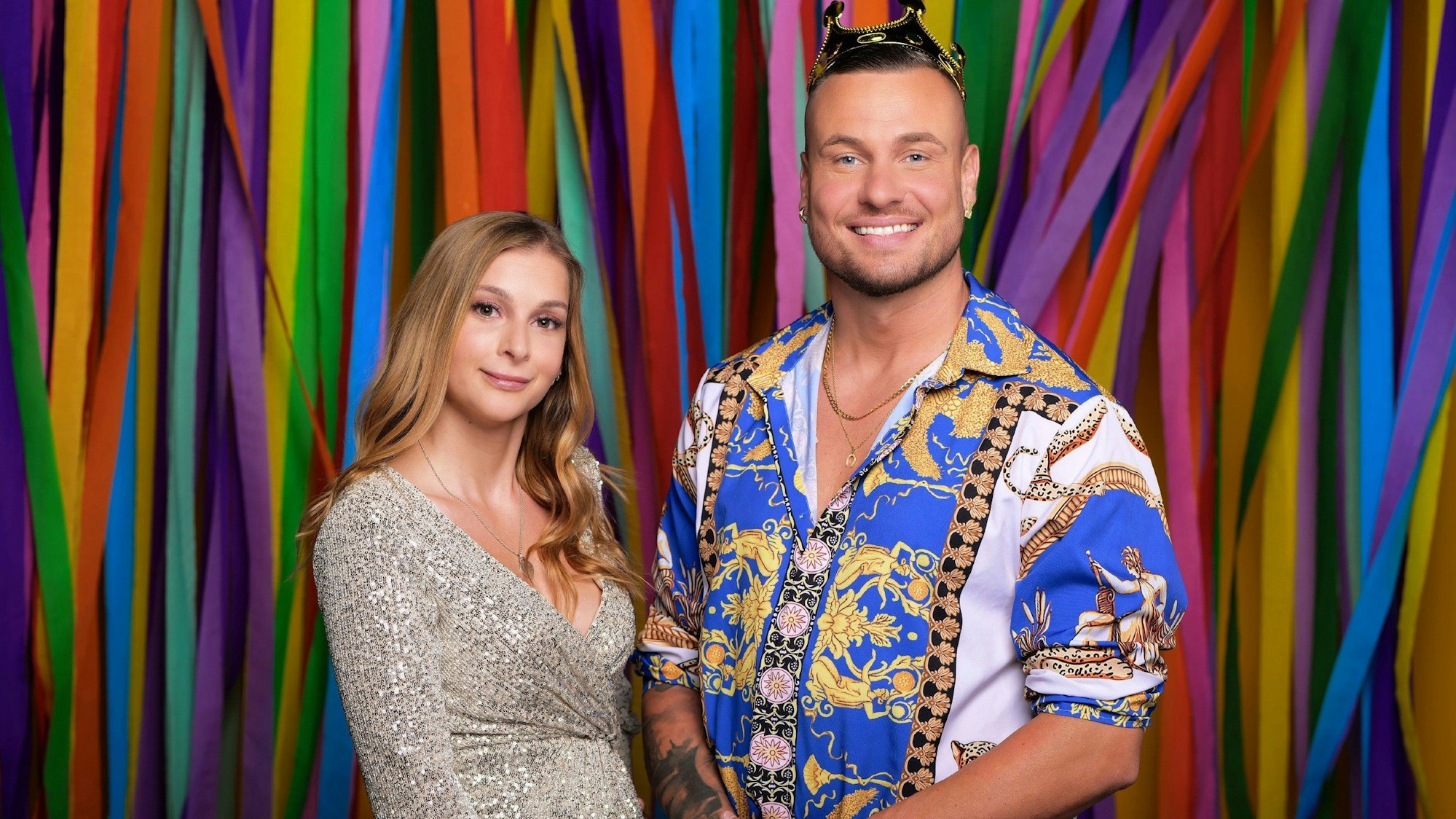 Eric Sindermann und Katharina Hambuechen lächeln in die Kamera. Eric Sindermann trägt eine Krone auf dem Kopf.