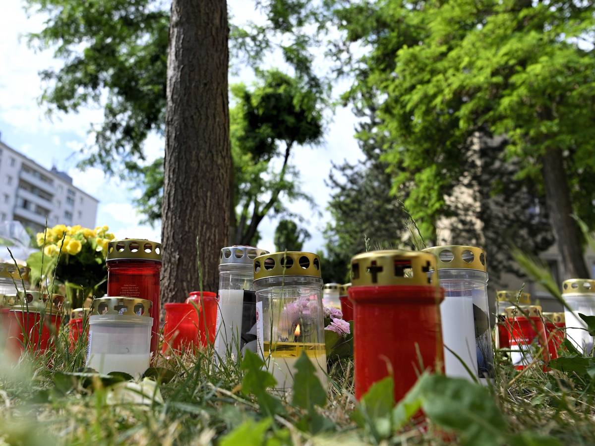 Kerzen und Blumen liegen am Fundort der Leiche eines erst 13 Jahre alten Mädchens. In einem Tötungsprozess um Drogen und Missbrauch stehen ab Dienstag in Wien drei junge Männer vor Gericht.