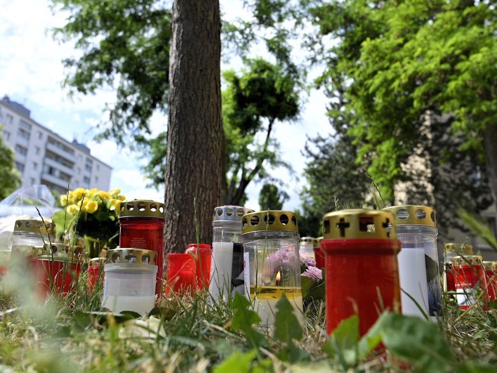 Kerzen und Blumen liegen am Fundort der Leiche eines erst 13 Jahre alten Mädchens. In einem Tötungsprozess um Drogen und Missbrauch stehen ab Dienstag in Wien drei junge Männer vor Gericht.
