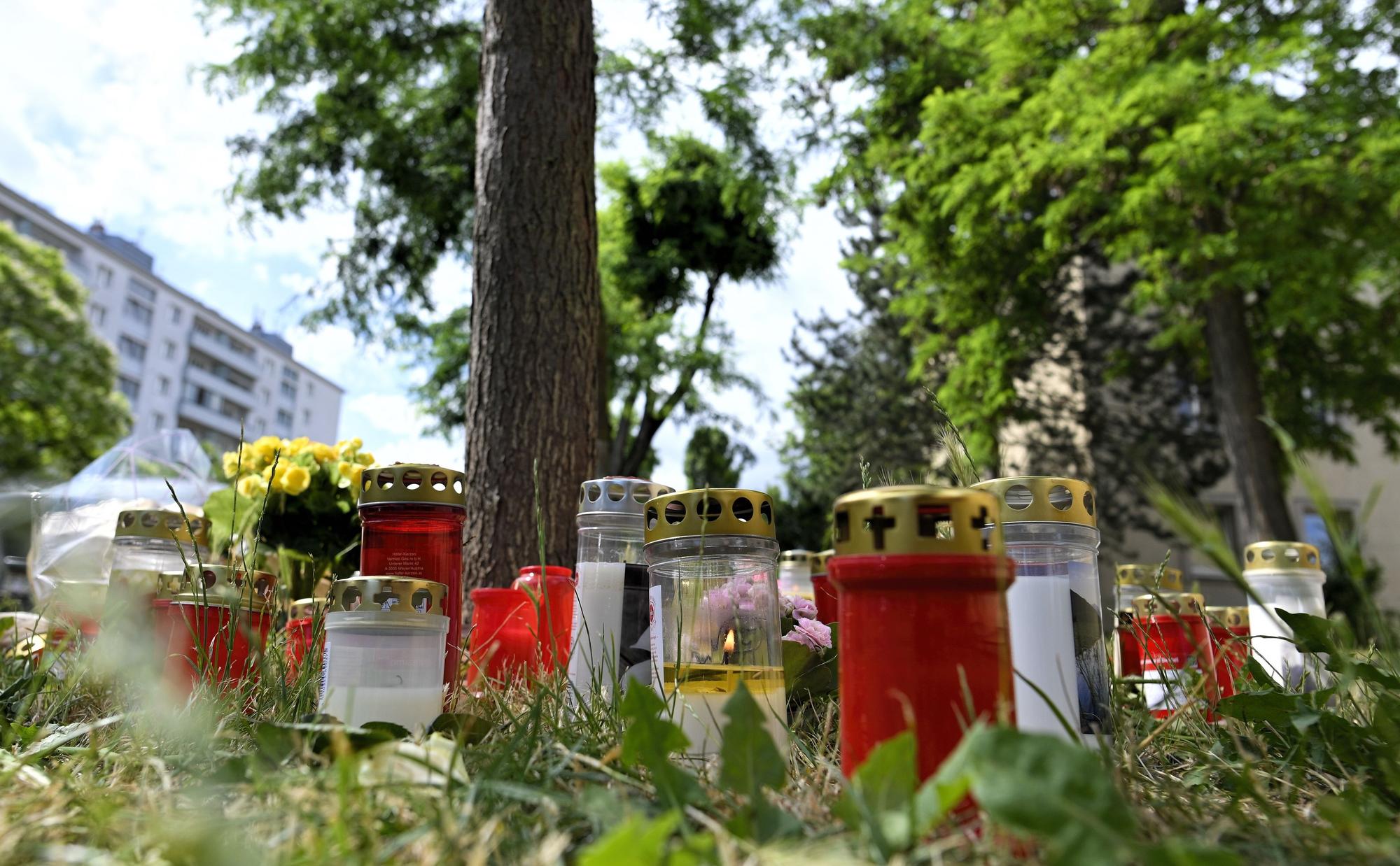 Kerzen und Blumen liegen am Fundort der Leiche eines erst 13 Jahre alten Mädchens. In einem Tötungsprozess um Drogen und Missbrauch stehen ab Dienstag in Wien drei junge Männer vor Gericht.