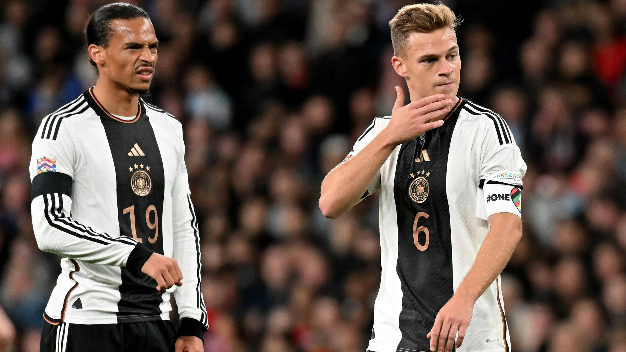 Leroy Sané und Joshua Kimmich schauen nachdenklich über das Feld.