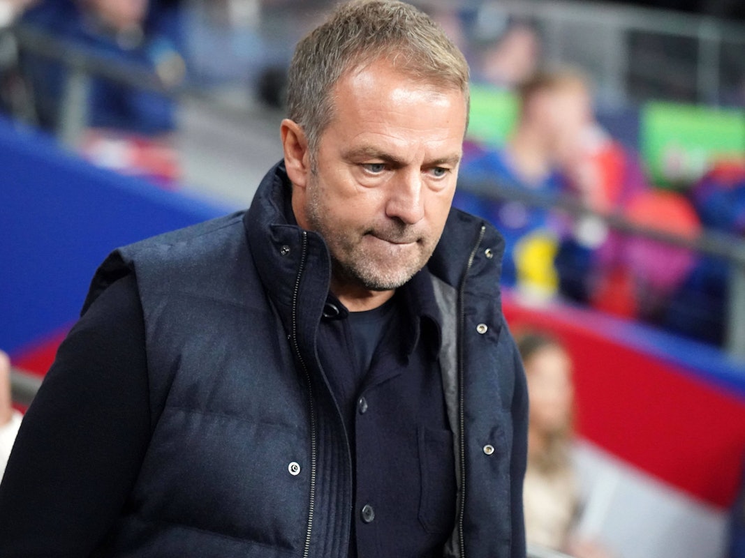 Bundestrainer Hansi Flick schaut zu Boden.