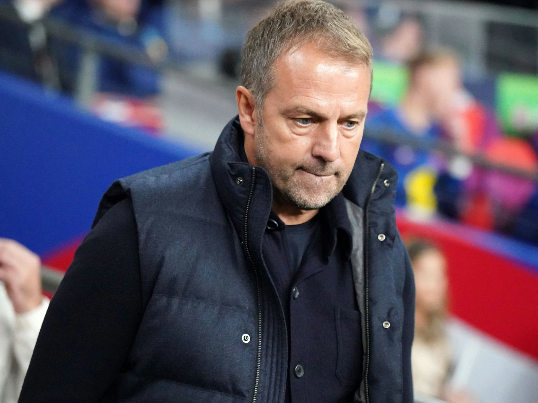 Bundestrainer Hansi Flick schaut zu Boden.