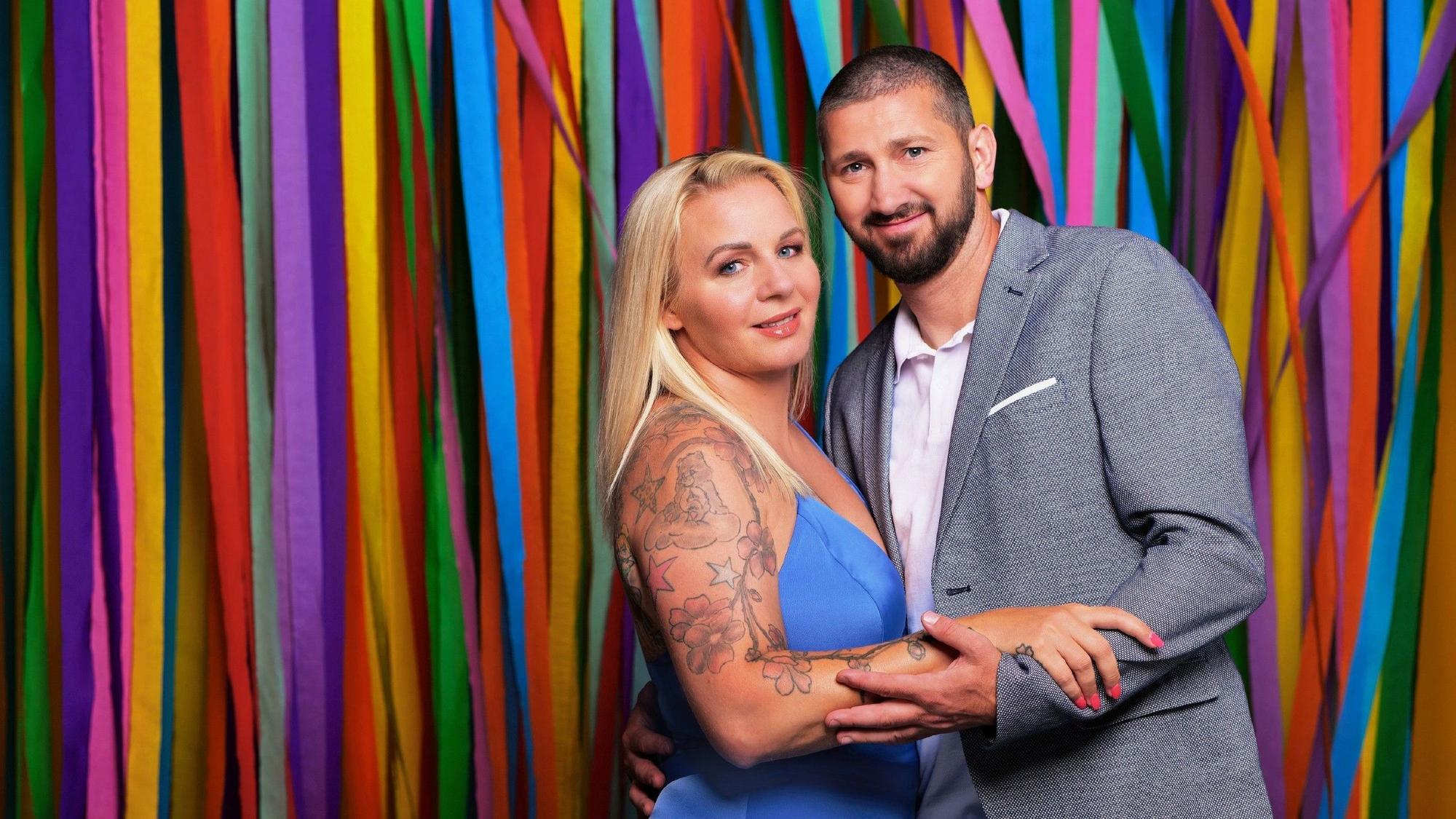 Sascha und Ivonne Mölders umarmen sich auf einem „Sommerhaus der Stars“-Pressefoto.
