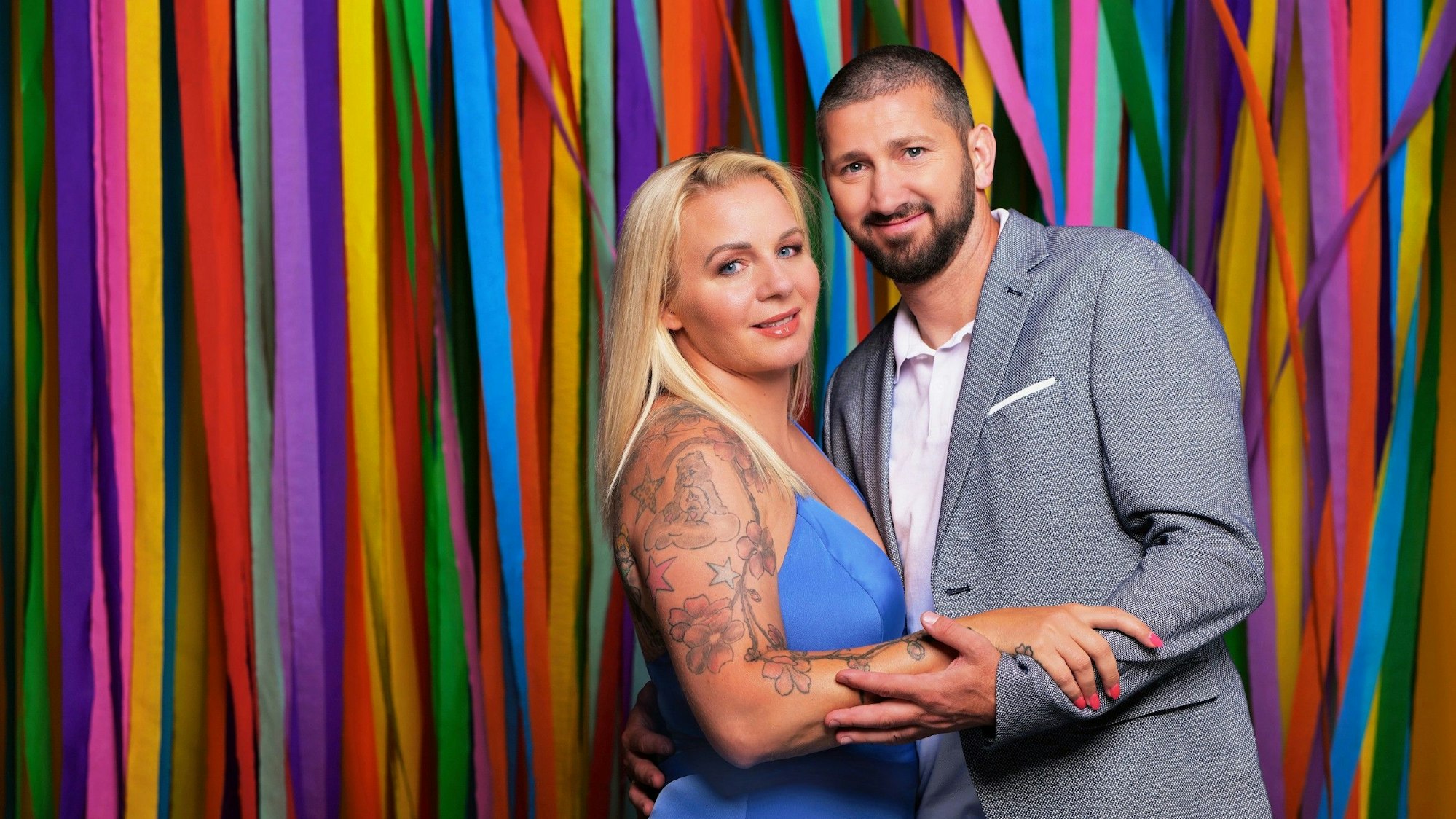 Sascha und Ivonne Mölders umarmen sich auf einem „Sommerhaus der Stars“-Pressefoto.