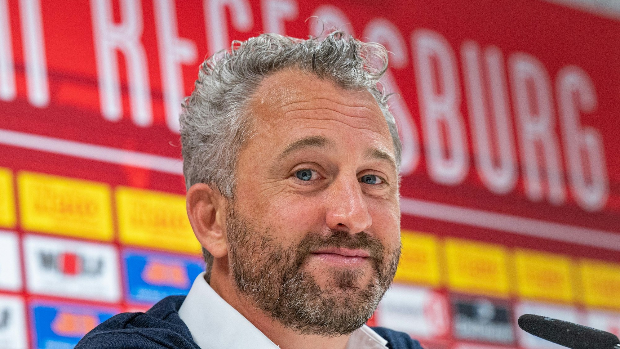 Roger Stilz bei der Pressekonferenz zu seiner Vorstellung bei Jahn Regensburg auf dem Rednerpult.
