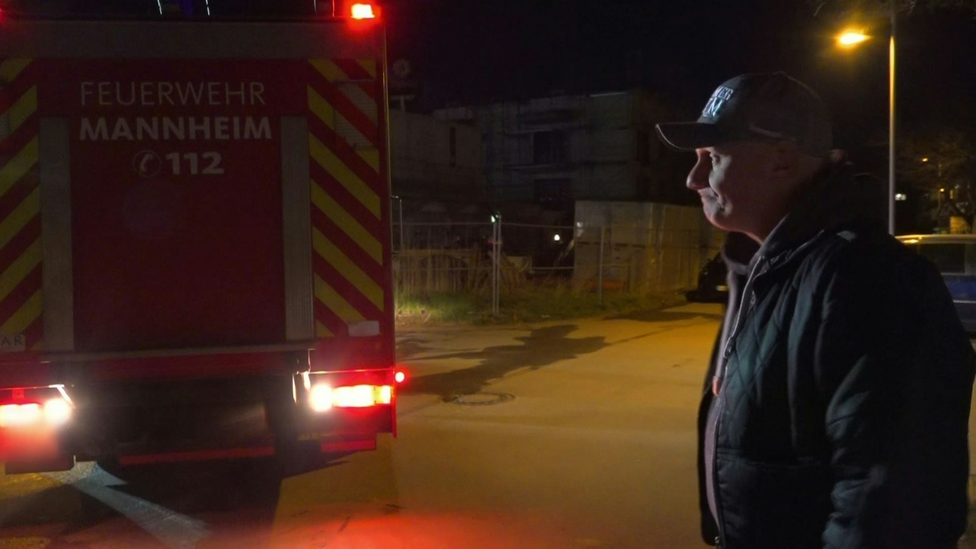 Großer Feuerwehreinsatz in den Benz-Baracken. Elvis und seine Familie beobachten die Löscharbeiten.