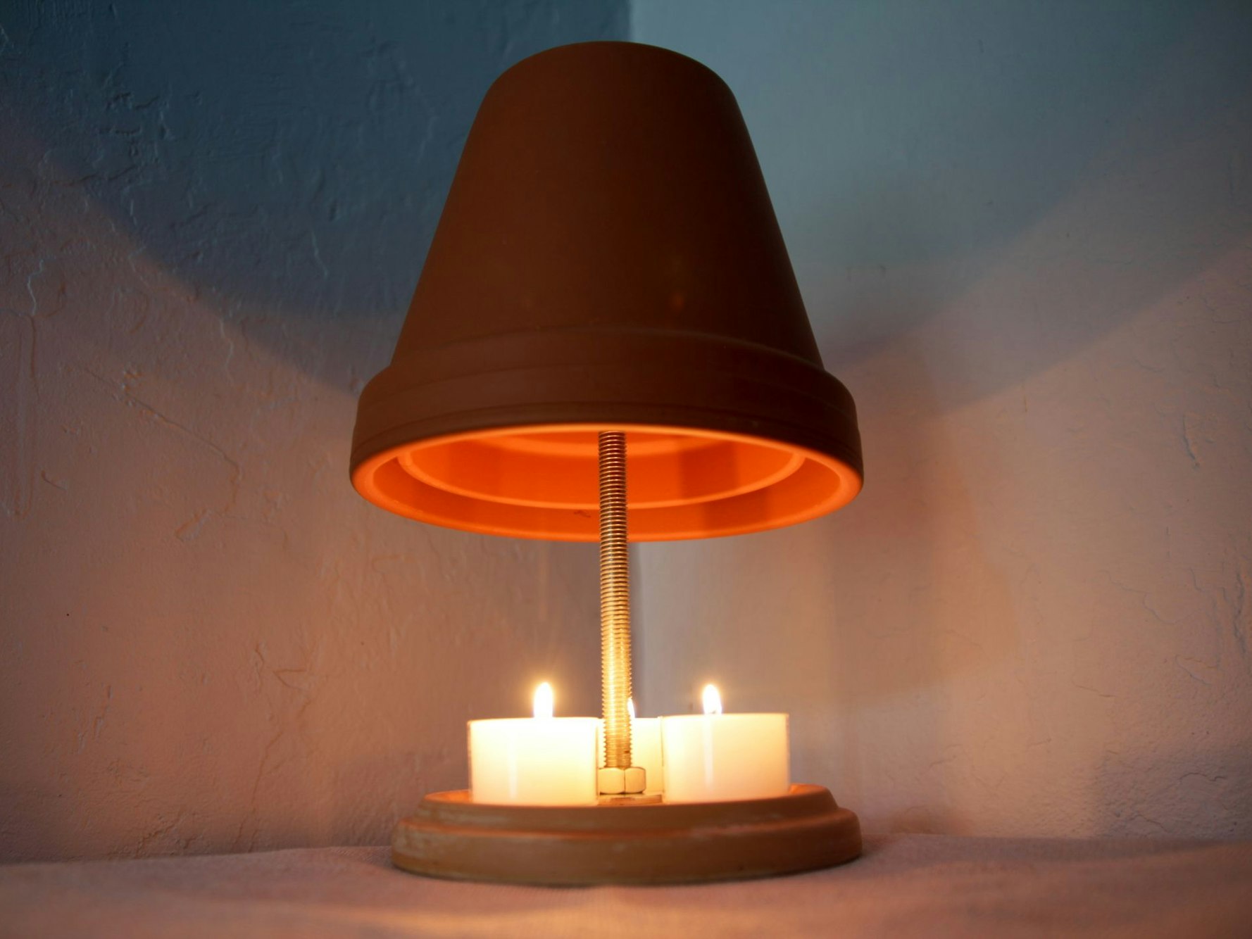 Teelichtofen selber bauen: Mit wenigen Handgriffen lässt sich die kleine Heizung basteln.