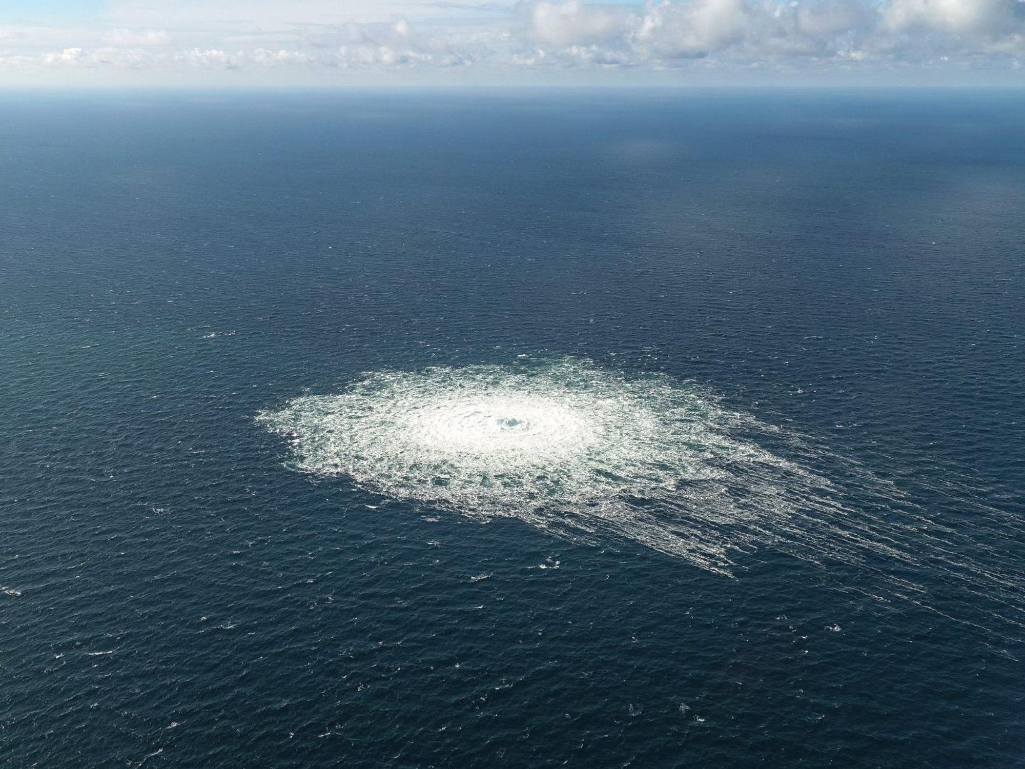 In der Ostsee bildet sich eine große Blase aufgrund eines Gasaustritts unter Wasser.