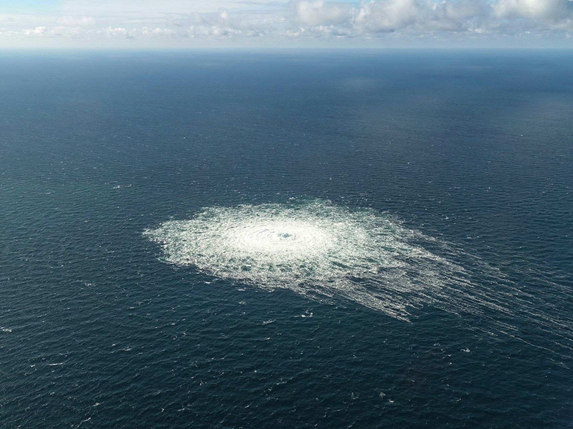 In der Ostsee bildet sich eine große Blase aufgrund eines Gasaustritts unter Wasser.