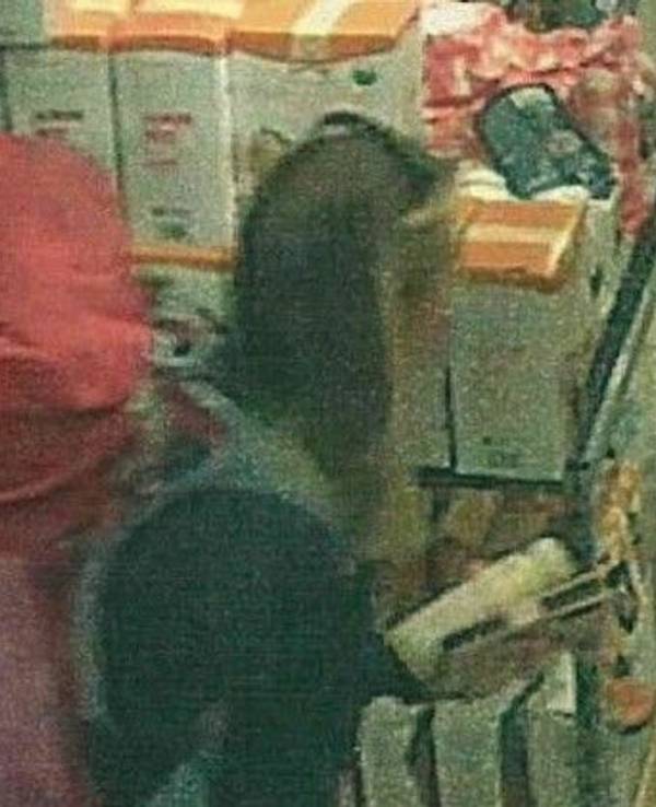 Die Aufnahme einer Supermarkt-Kamera zeigt Scarlett S. aus Bad Lippspringe. Auch hier trägt die Vermisste die Sonnenbrille.