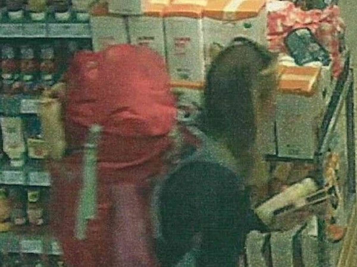 Die Aufnahme einer Supermarkt-Kamera zeigt Scarlett S. aus Bad Lippspringe. Auch hier trägt die Vermisste die Sonnenbrille.