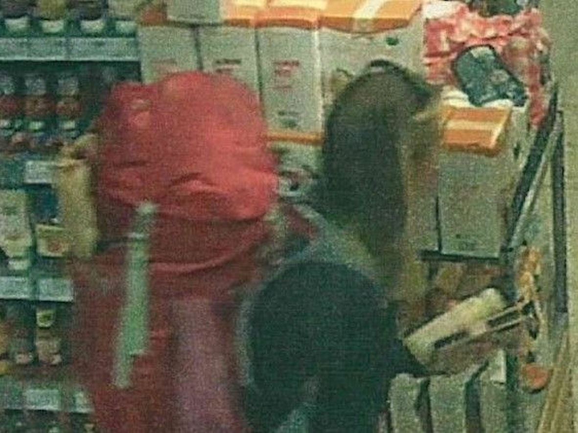 Die Aufnahme einer Supermarkt-Kamera zeigt Scarlett S. aus Bad Lippspringe. Auch hier trägt die Vermisste die Sonnenbrille.