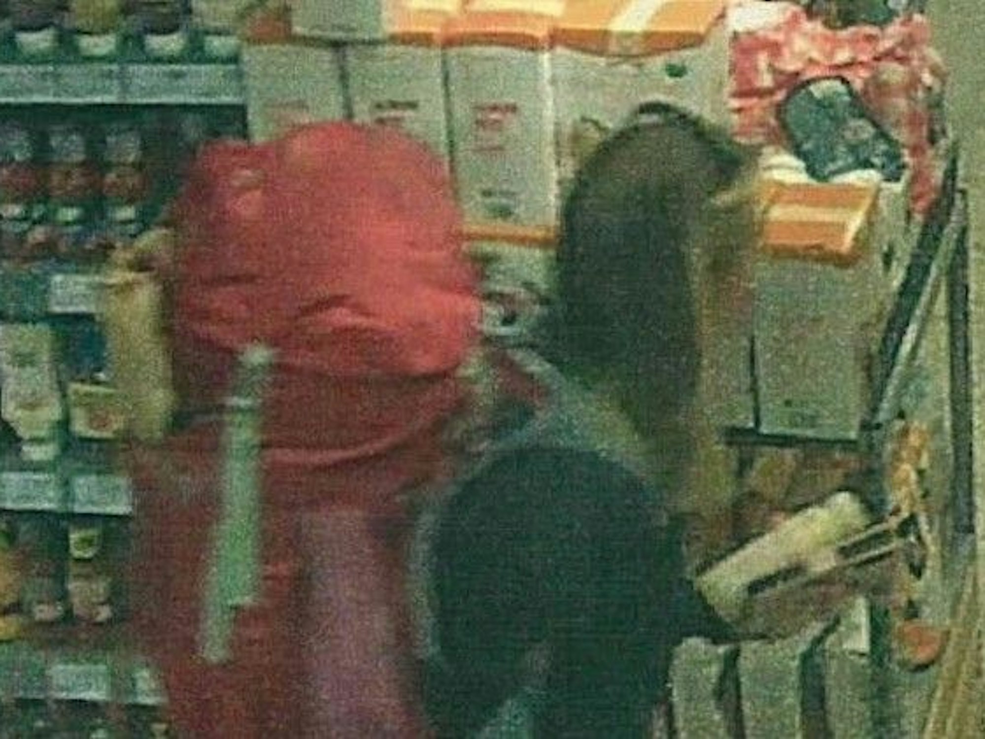 Die Aufnahme einer Supermarkt-Kamera zeigt Scarlett S. aus Bad Lippspringe. Auch hier trägt die Vermisste die Sonnenbrille.