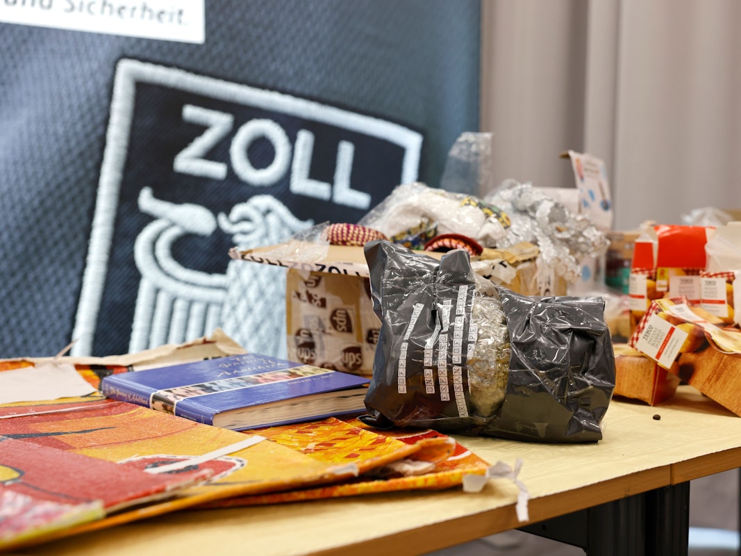 Auf einem Tisch im Zollamt Köln liegen diverse sichergestellte Drogen und deren Verpackungen, die als Verstecke genutzt wurden.