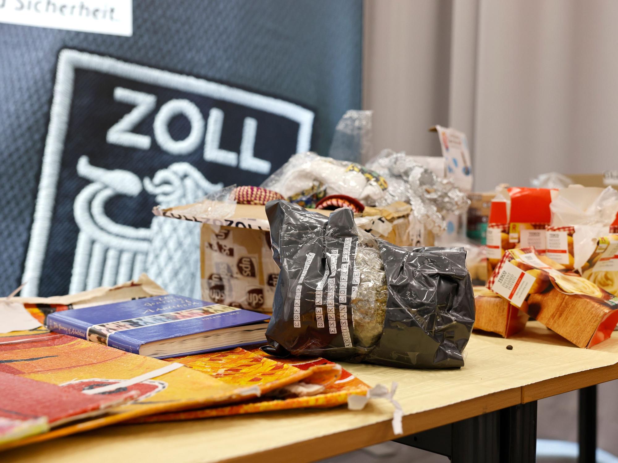 Auf einem Tisch im Zollamt Köln liegen diverse sichergestellte Drogen und deren Verpackungen, die als Verstecke genutzt wurden.