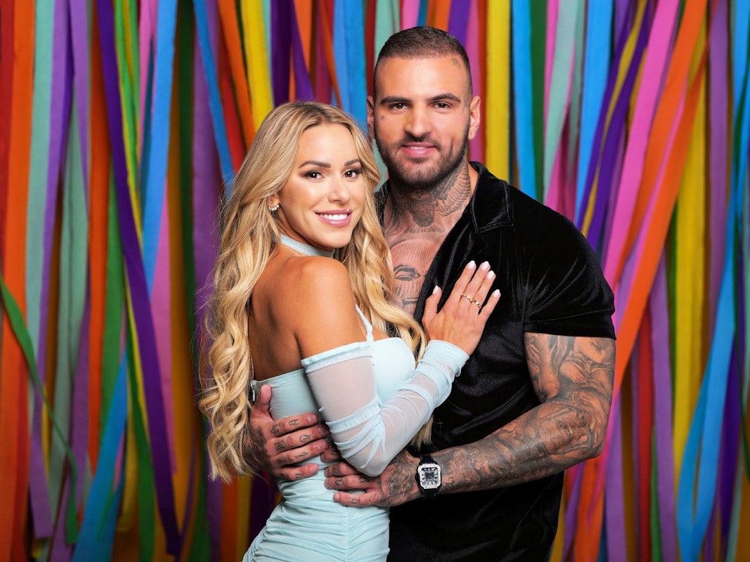 Vanessa Mariposa und Diogo Sangre umarmen sich.