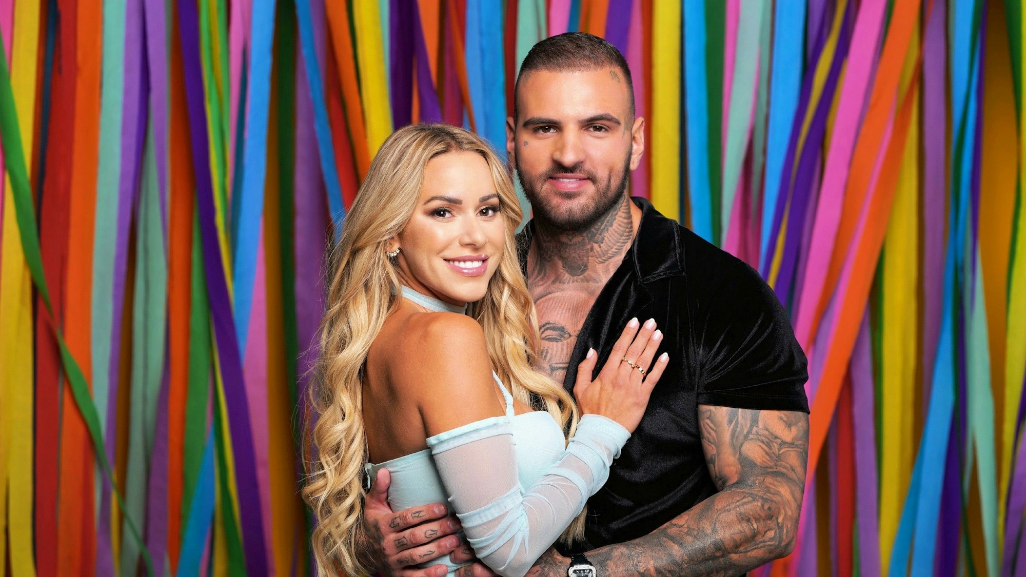 Diogo Sangre und Vanessa Mariposa umarmen sich auf einem „Sommerhaus der Stars“-Pressefoto.