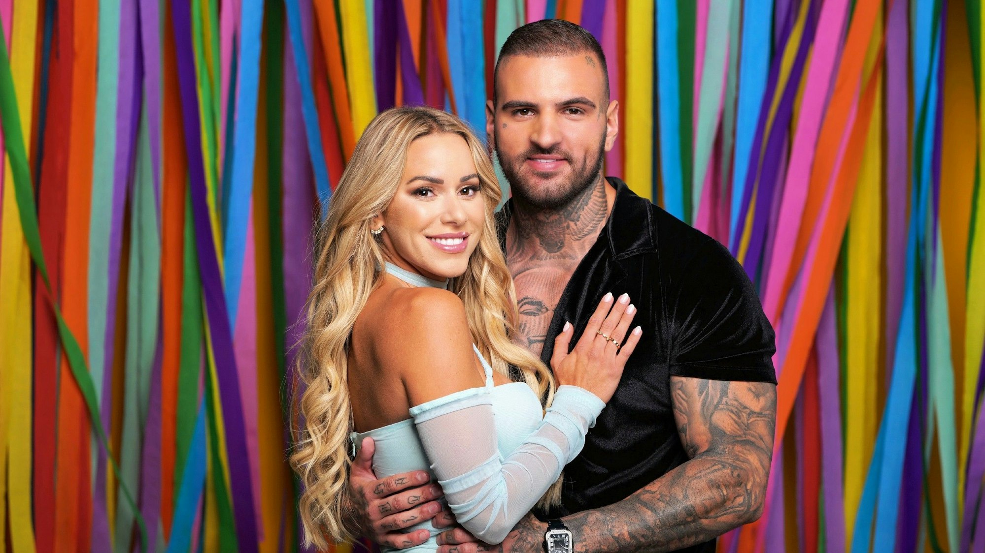 Vanessa Mariposa und Diogo Sangre umarmen sich.