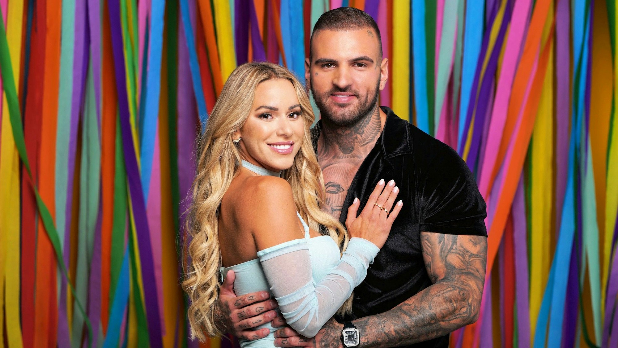 Diogo Sangre und Vanessa Mariposa umarmen sich auf einem „Sommerhaus der Stars“-Pressefoto.