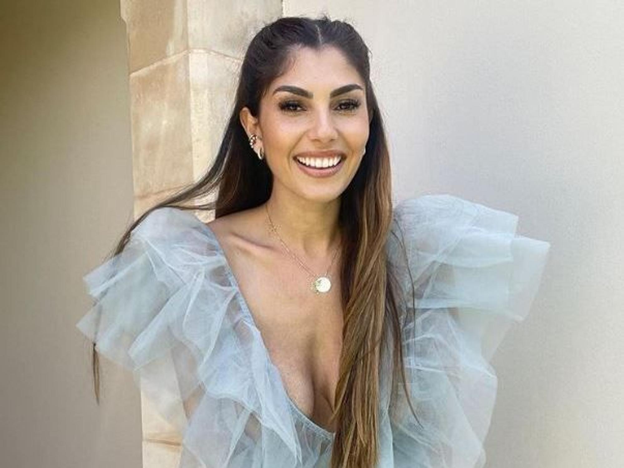 Yeliz Koc posiert in einem blauen Tüllkleid für ein Selfie.