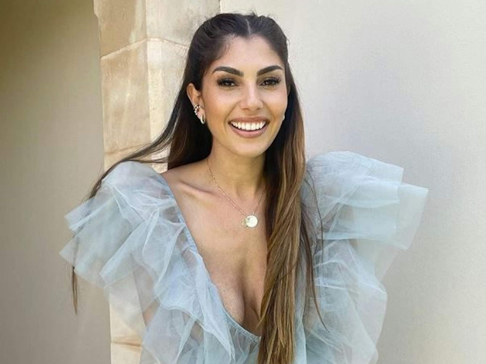 Yeliz Koc posiert in einem blauen Tüllkleid für ein Selfie.
