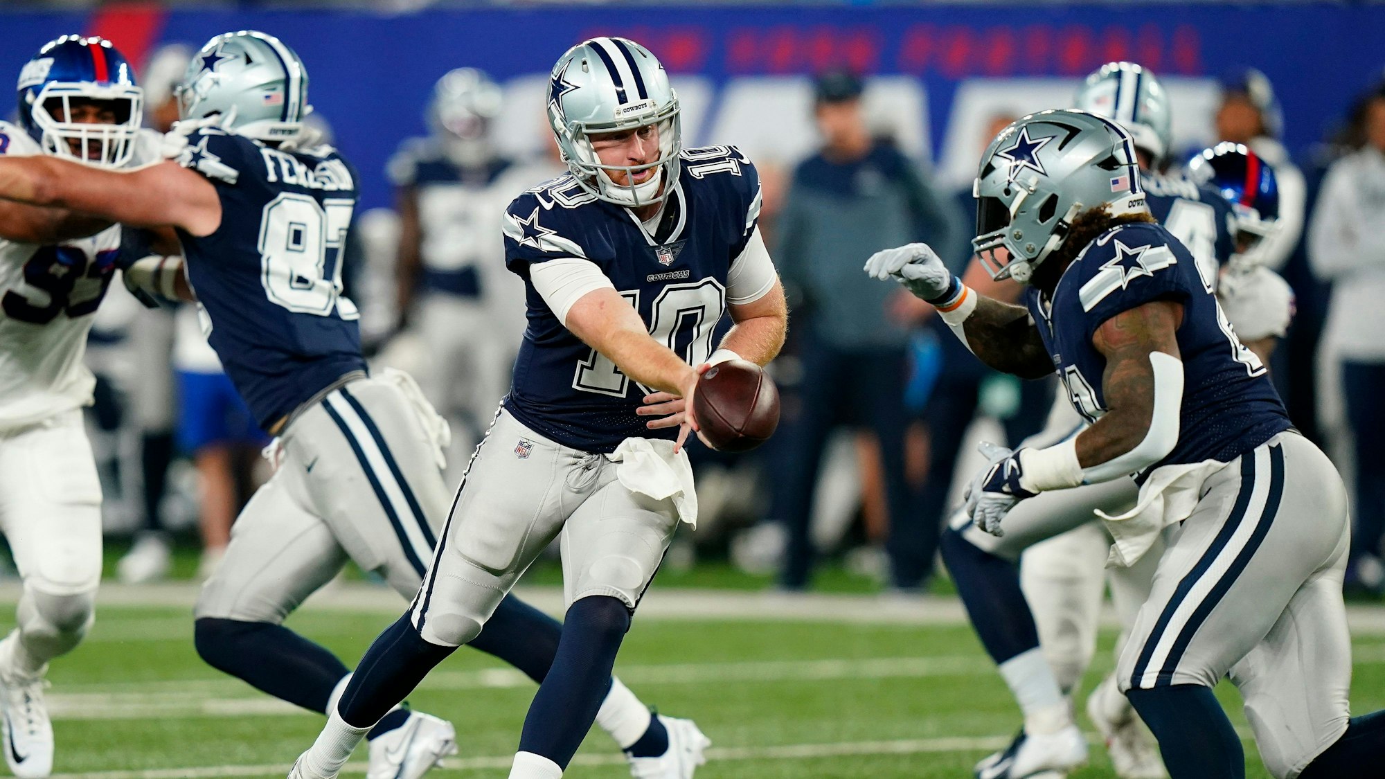 Quarterback Cooper Rush und Running Back Ezekiel Elliott von den Dallas Cowboys im Spiel gegen die New York Giants.