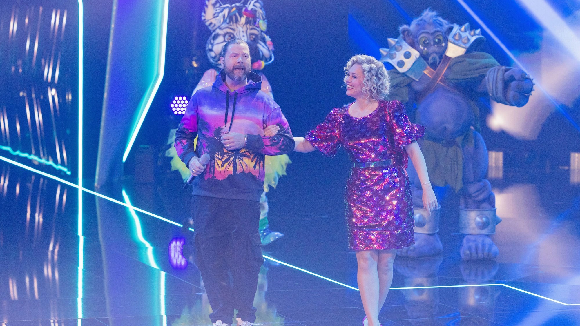 Ruth Moschner (r) und Rea Garvey aus dem Rateteam stehen in der ProSieben-Show „The Masked Singer“ auf der Bühne.