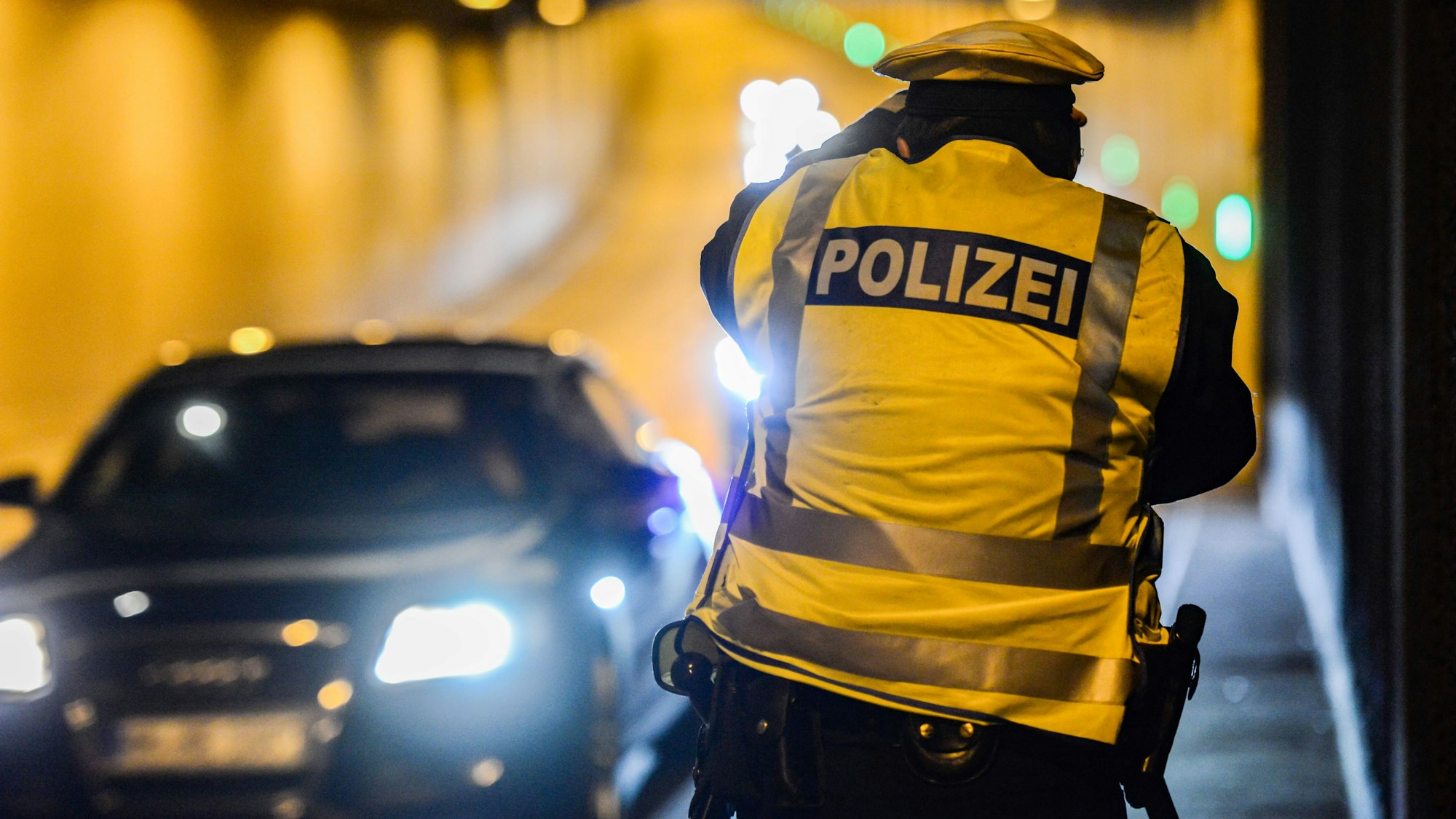 Ein Beamter der Polizei führt Kontrollen durch