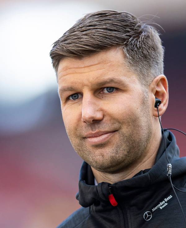 Thomas Hitzlsperger, Vorstandsvorsitzender des VfB Stuttgart, steht vor dem Spiel im Stadion.