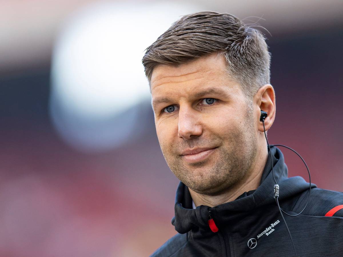 Thomas Hitzlsperger, Vorstandsvorsitzender des VfB Stuttgart, steht vor dem Spiel im Stadion.