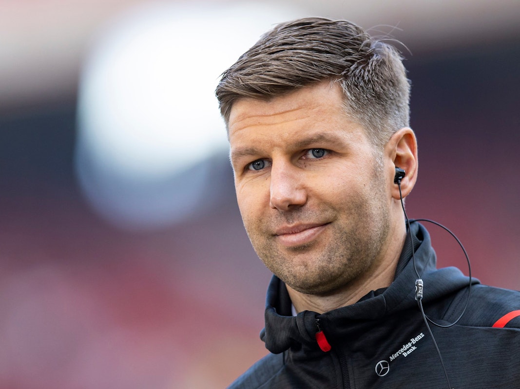 Thomas Hitzlsperger, Vorstandsvorsitzender des VfB Stuttgart, steht vor dem Spiel im Stadion.