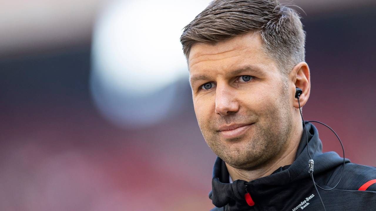 Thomas Hitzlsperger, Vorstandsvorsitzender des VfB Stuttgart, steht vor dem Spiel im Stadion.