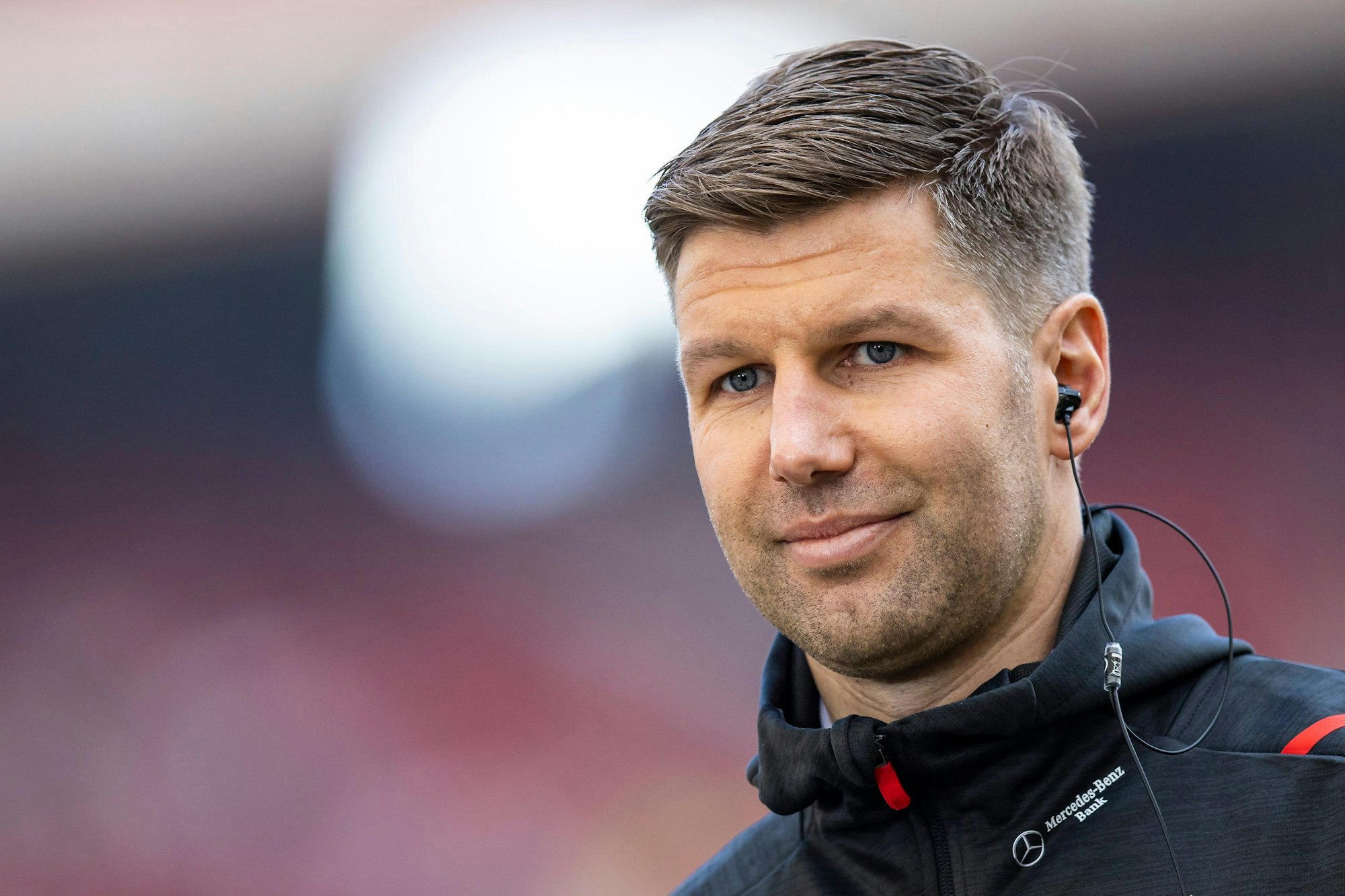 Thomas Hitzlsperger, Vorstandsvorsitzender des VfB Stuttgart, steht vor dem Spiel im Stadion.
