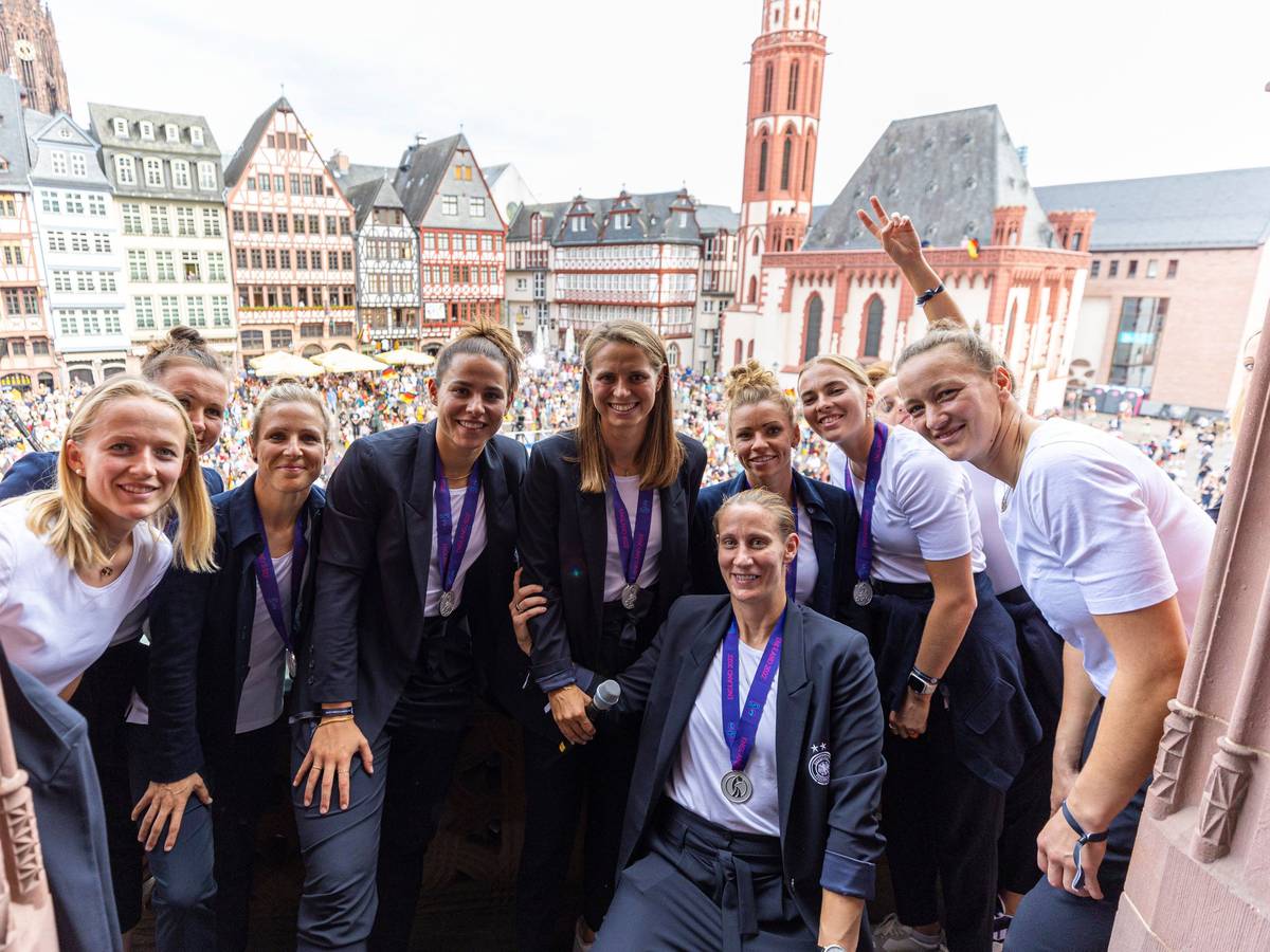 Die deutschen Frauen feiern nach der EM in England die Heimkehr mit den deutschen Fans in Frankfurt.