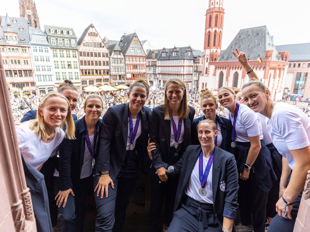 Die deutschen Frauen feiern nach der EM in England die Heimkehr mit den deutschen Fans in Frankfurt.
