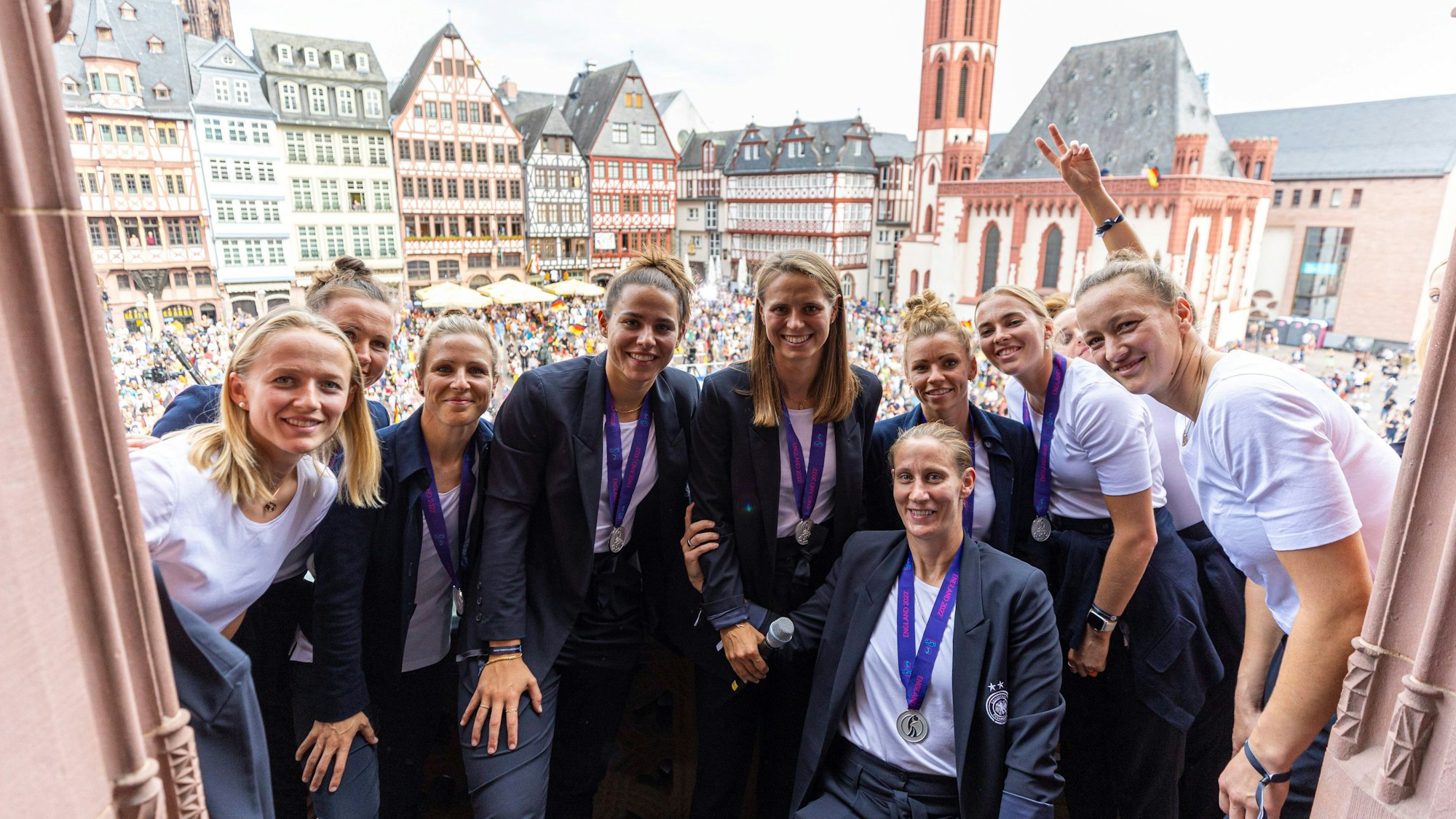 Die deutschen Frauen feiern nach der EM in England die Heimkehr mit den deutschen Fans in Frankfurt.