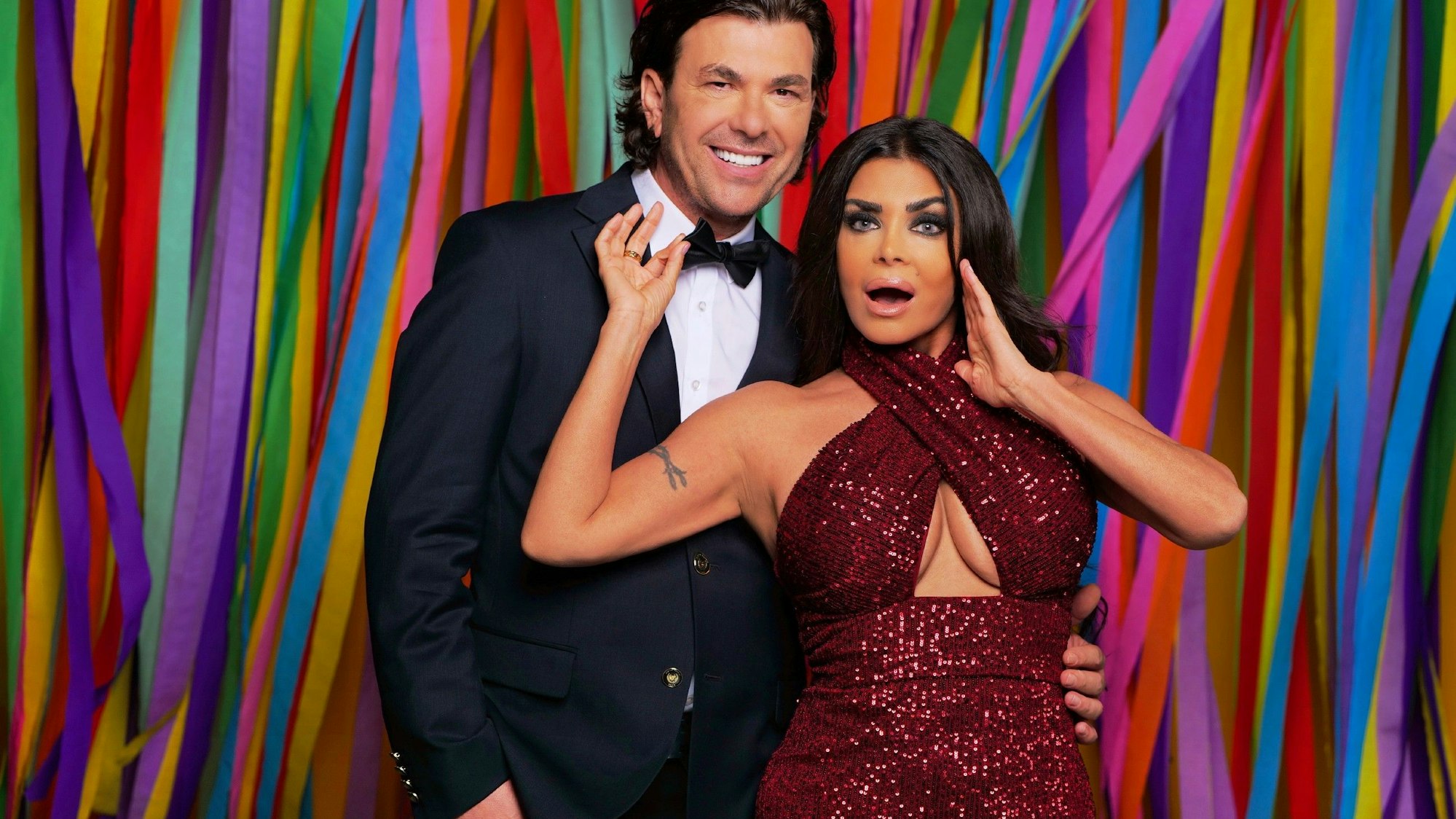 Kader Loth schaut auf einem „Sommerhaus der Stars“-Foto überrascht in die Kamera. Ehemann Ismet Atli lächelt.