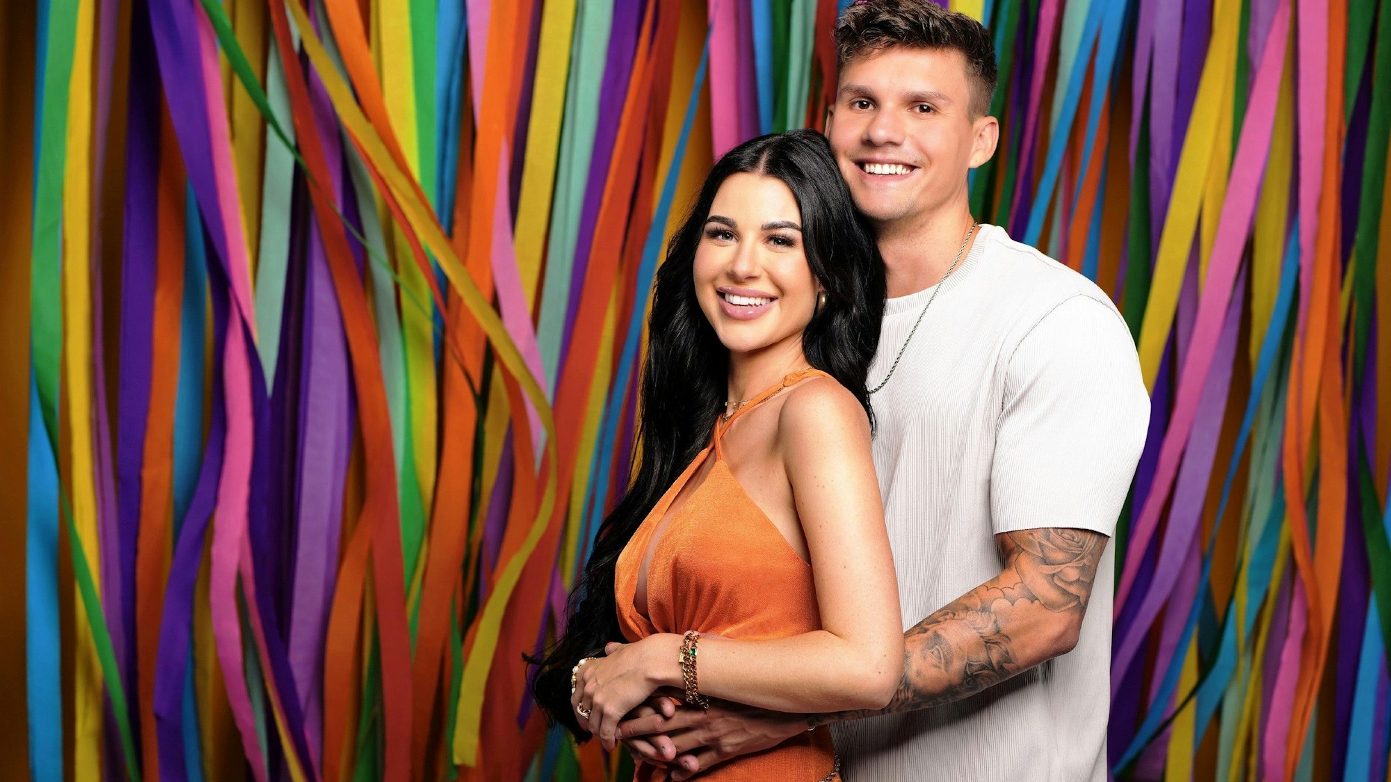 Marcel Dähne und Lisa Weinberger halten sich auf einem „Sommerhaus der Stars“-Pressefoto in den Armen.