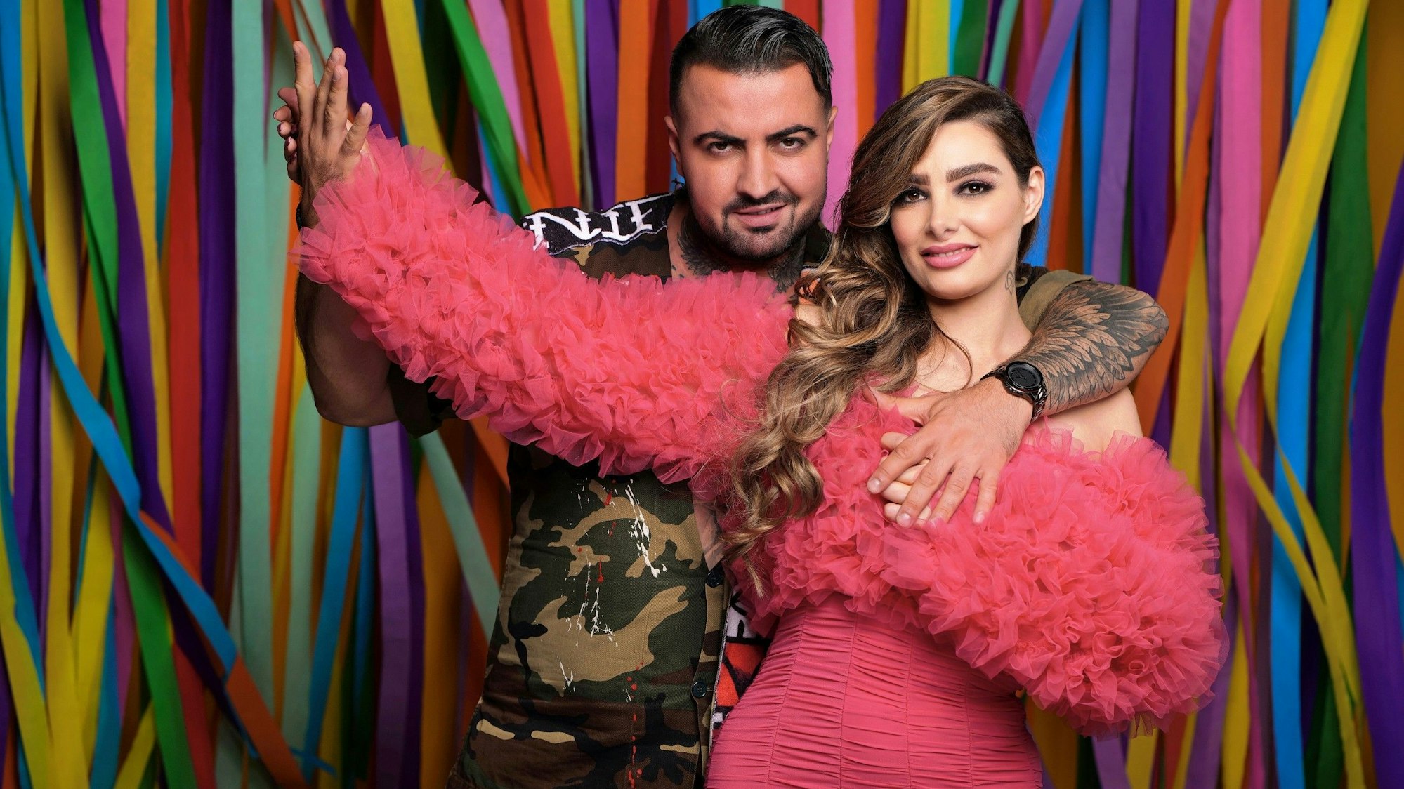 Cosimo Citiolo und Nathalie Gaus grinsen für ein „Das Sommerhaus der Stars“-Foto in die Kamera.