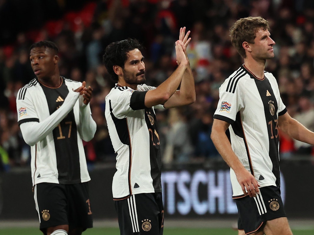 Deutschlands Armel Bella-Kotchap (l-r), Ilkay Gündogan und Thomas Müller applaudieren nach der Partie.