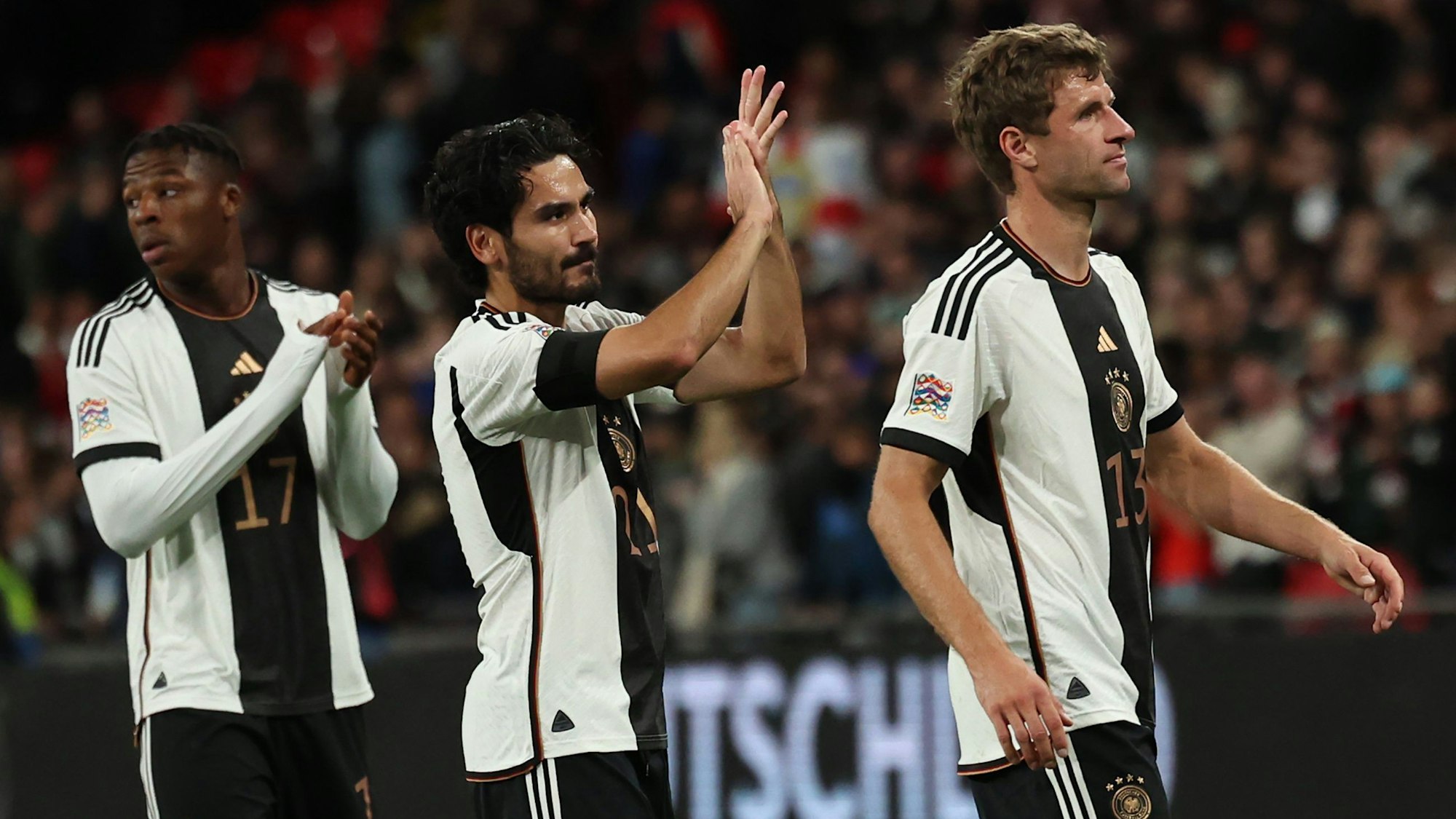 Deutschlands Armel Bella-Kotchap (l-r), Ilkay Gündogan und Thomas Müller applaudieren nach der Partie.