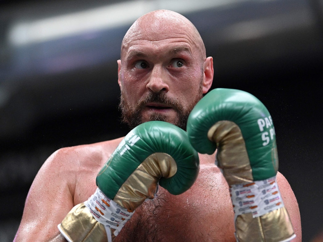 Tyson Fury hebt seine Fäuste zur Deckung vor sein Gesicht.