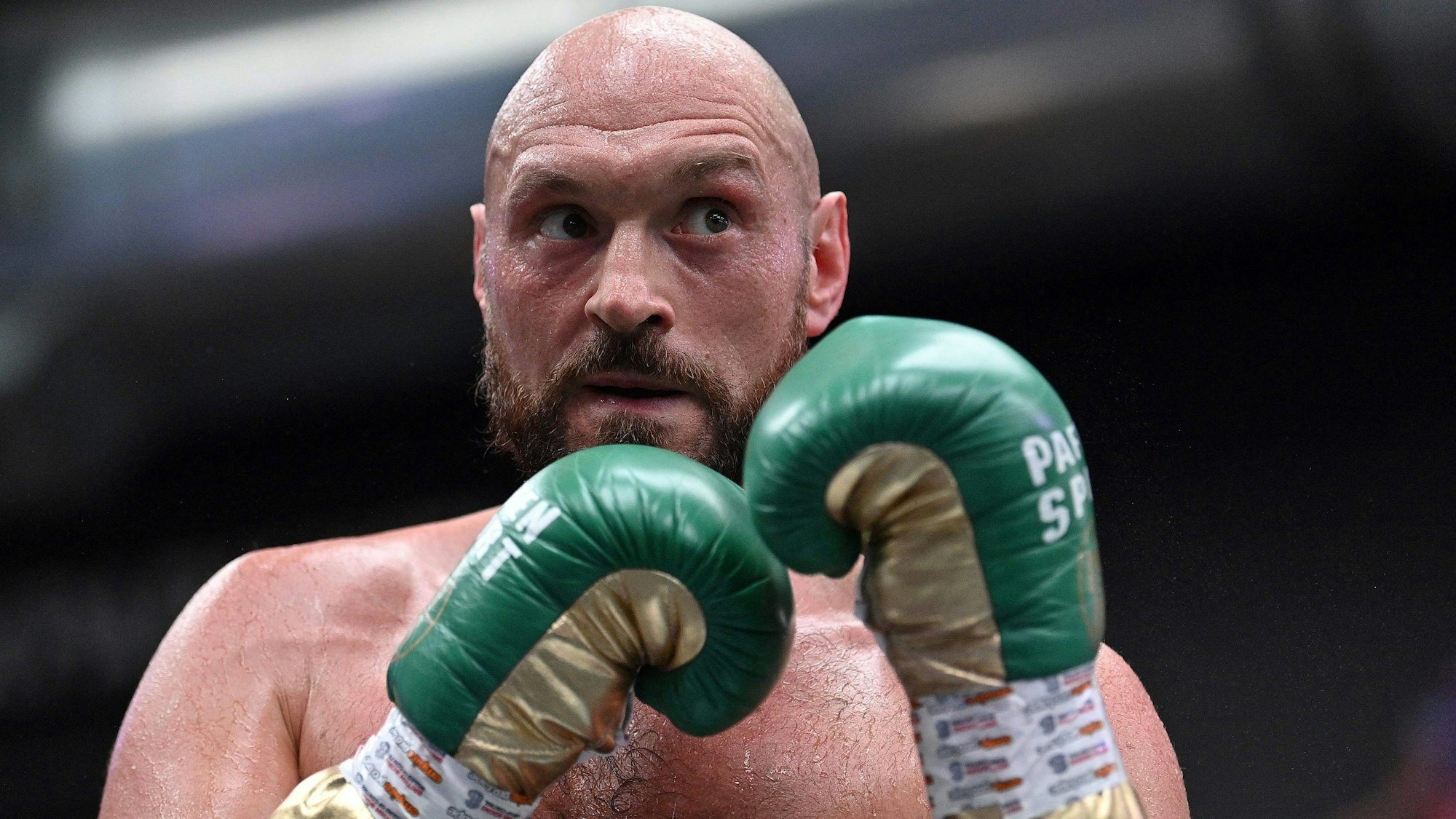 Tyson Fury bei einer Trainingseinheit mit erhobenen Fäusten.
