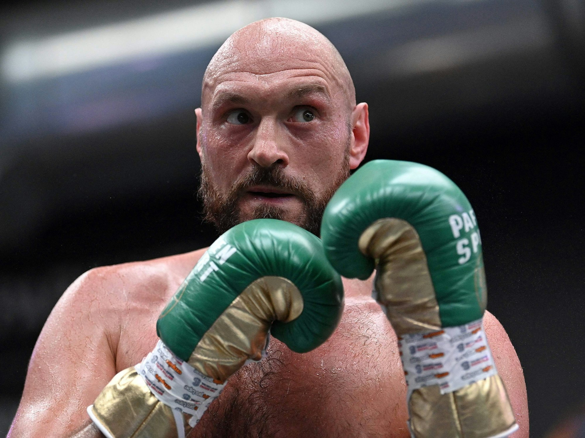 Tyson Fury hebt seine Fäuste zur Deckung vor sein Gesicht.