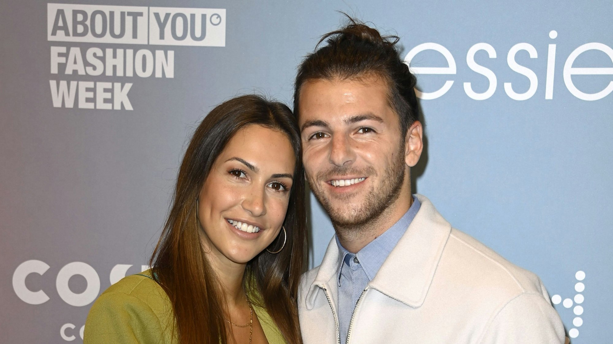 Influencerin Clea-Lacy Juhn und Sky-Moderator Riccardo Basile lächeln bei einer Veranstaltung in Berlin am 12. September 2021 in die Kamera.