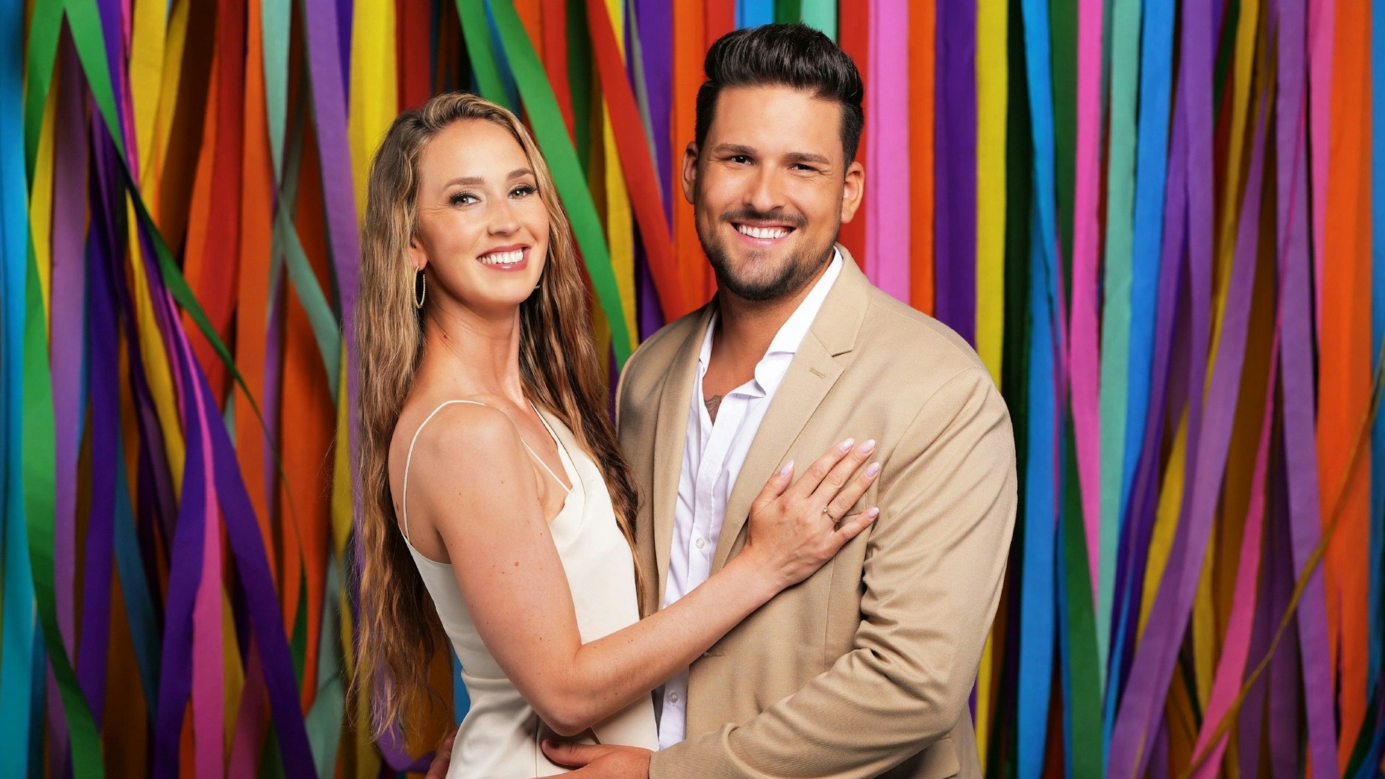 Christina Grass und Marco Cerullo
umarmen sich auf einem „Sommerhaus der Stars“-Pressefoto.