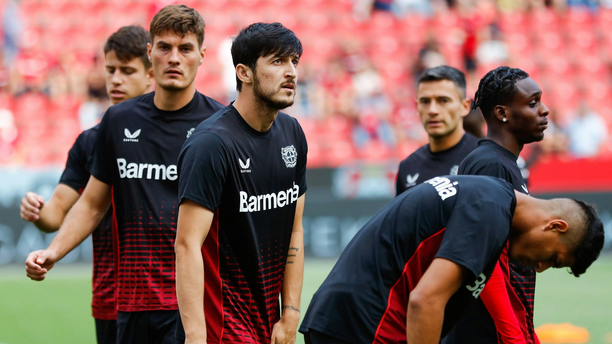 Bayers Sardar Azmoun (m.) schaut hoch auf die Anzeigetafel im Stadion von Bayer Leverkusen.